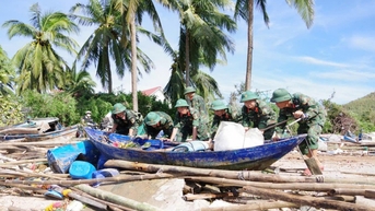 Trắng đêm giúp dân ứng phó bão lũ