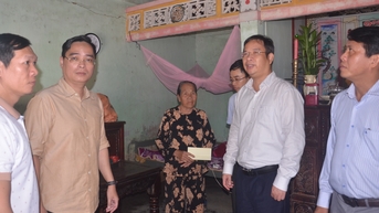 Phó Bí thư Thường trực Thành ủy Phạm Đức Tiến thăm và trao quà hỗ trợ người dân bị ảnh hưởng do mưa lũ tại phường Hóa Châu và Phong Thái