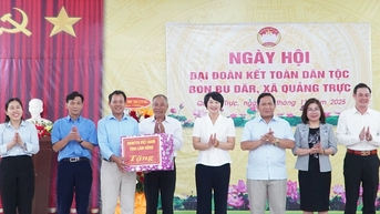 Đồng chí Phạm Thị Phúc dự Ngày hội Đại đoàn kết toàn dân tộc tại vùng biên Quảng Trực