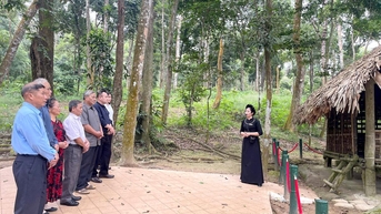 Đoàn đại biểu nguyên lãnh đạo Ủy ban MTTQ Việt Nam tỉnh Tuyên Quang dâng hương tại Khu di tích Quốc gia đặc biệt Tân Trào