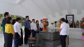 Ban chỉ đạo Thông tin đối ngoại tỉnh Nghệ An dâng hương tưởng niệm Cụ Phó bảng Nguyễn Sinh Sắc