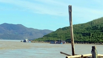 ប៉ូលិស​បាន​ជួយ​សង្គ្រោះ​នាវិក​ពីរ​នាក់​ដែល​ទូក​បាន​លិច​ដោយ​រលក ហើយ​បាន​បក់​ចេញ​ទៅ​សមុទ្រ។