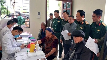 មន្ទីរពេទ្យយោធភូមិភាគ១០៨ បានរៀបចំការពិនិត្យសុខភាព ផ្តល់ថ្នាំពេទ្យ និងវះកាត់ភ្នែកដោយឥតគិតថ្លៃជូនប្រជាពលរដ្ឋនៅឃុំទ្រុងខាញ់។