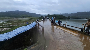 Xã Tà Năng khẩn trương di dời người dân ra khỏi vùng nguy hiểm do mưa bão