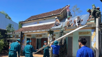 Nhanh chóng giúp dân sửa chữa nhà bị tốc mái do bão số 13