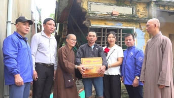 Xã Thăng Điền hỗ trợ kinh phí cho 6 gia đình bị sụt móng nhà do mưa lớn