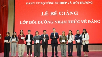 Bế giảng 2 lớp Bồi dưỡng nhận thức về Đảng