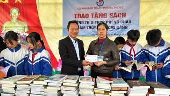 Nghĩa tình Hội Nhà báo Hải Phòng với học sinh vùng lũ Cao Bằng