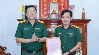 Bàn giao “Nhà Đại đoàn kết” và “Nhà Tình đồng đội”