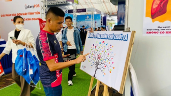 Nhiều vận động viên tham gia Giải Marathon Di sản Hà Nội cam kết, ủng hộ giải chạy không khói thuốc