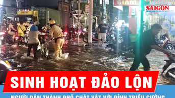 Người dân TPHCM chật vật trong đỉnh triều cường