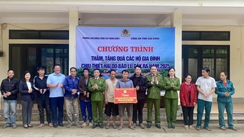 Tặng quà các gia đình chịu ảnh hưởng thiên tai tại xã Nam Tuấn và Tổng Cọt - Báo Cao Bằng điện tử