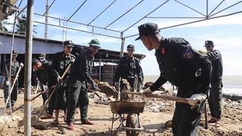 Trung đoàn CSCĐ Nam Trung Bộ hỗ trợ nhân dân khắc phục hậu quả bão số 13