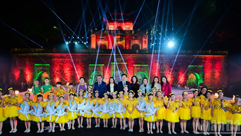 [រូបថត] ពណ៌ដ៏ត្រចះត្រចង់ក្នុងរាត្រីបើកពិធីបុណ្យ Thang Long-Hanoi ឆ្នាំ 2025