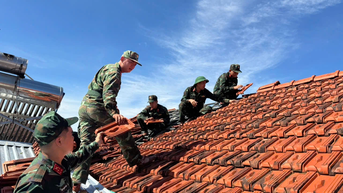 Nhà cửa ngổn ngang sau lốc xoáy, người dân Quảng Ngãi rưng rưng: 'Nếu không có các chú...'