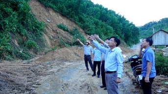 Phó Chủ tịch UBND tỉnh Nguyễn Ngọc Sâm kiểm tra, chỉ đạo khắc phục sạt lở tại xã Măng Bút