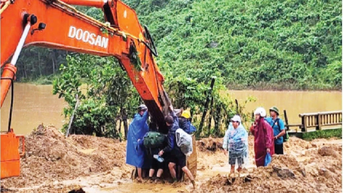 Đưa học sinh vùng lũ lụt, sạt lở trở lại trường