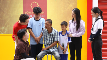 MC Đại Nghĩa, ca sĩ Đăng Khôi bật khóc trước gia cảnh “đẫm nước mắt” của người cha mất một tay vẫn gồng gánh nuôi con ở Cà Mau