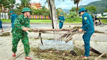Đà Nẵng: Tuổi trẻ lực lượng vũ trang ra quân dọn vệ sinh sau mưa lũ
