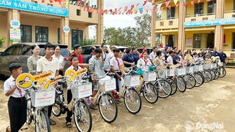 Hơn 1 tỷ đồng hỗ trợ học sinh và đồng bào xã biên giới