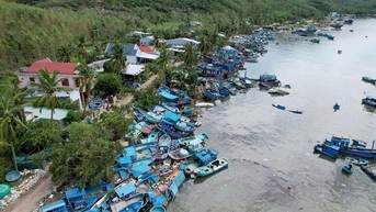 [Ảnh] Những thiệt hại nặng nề sau bão số 13 ở phường Sông Cầu,...