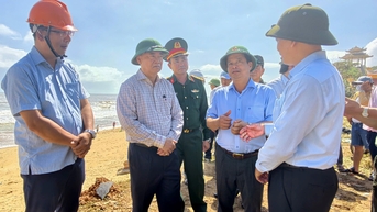 Bí thư Tỉnh ủy Thái Đại Ngọc kiểm tra công tác khắc phục hậu quả bão số 13 tại xã Phù Mỹ Bắc