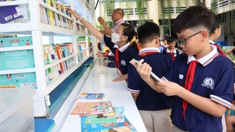Trường xin không nhận hoa ngày 20-11, mong được đổi thành sách, tập cho học trò