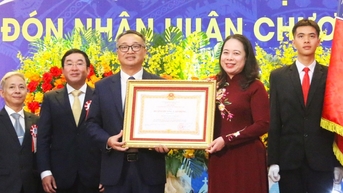 Trường Đại học Ngoại ngữ - ĐHQGHN nhận Huân chương Lao động hạng Nhất