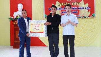 Phó Chủ tịch UBND tỉnh Hà Trọng Hải dự Ngày hội Đại đoàn kết toàn dân tộc tại bản Nà Ngò, xã Nậm Sỏ