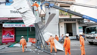 EVN huy động 1.300 người khắc phục lưới điện sau bão số 13