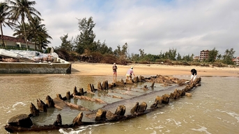 Tàu cổ dạt vào bờ biển Hội An sau bão số 13