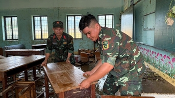 Lực lượng chức năng xã Phú Mỡ ra quân khắc phục hậu quả bão số 13