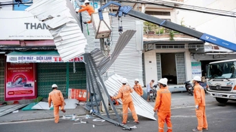 Điện lực miền Trung: Cấp điện cho hơn 1,12 triệu khách hàng sau bão số 13