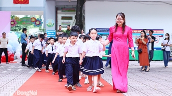 អនុវត្ត​សន្សំ​សំចៃ និង​ប្រយុទ្ធ​ប្រឆាំង​នឹង​ការ​ខ្ជះខ្ជាយ​ពេល​ប្រារព្ធ​ទិវា​គ្រូបង្រៀន​វៀតណាម