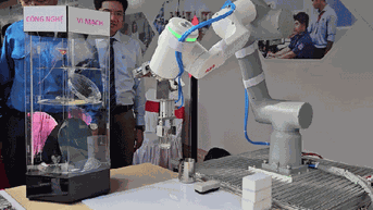 Học sinh, sinh viên khám phá robot, trải nghiệm làm đẹp tại ngày hội kỹ năng nghề