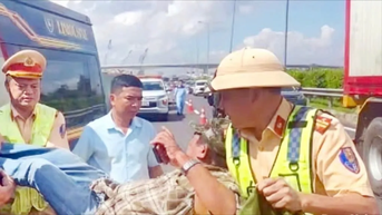 Hỗ trợ tài xế xe khách nghi đột quỵ trên đường cao tốc