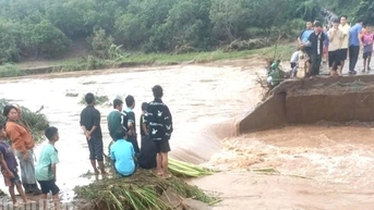 Mưa lũ cuốn trôi một cầu dân sinh ở Đắk Lắk