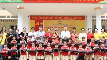 Hội từ thiện Tâm Hồng tặng quà hơn 13.000 phần quà cho học sinh xã Kiến Thiết