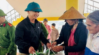 Đồng hành cùng người dân vùng lũ