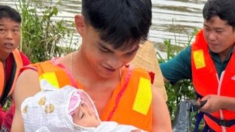 Kịp thời đưa người dân ra khỏi vùng ngập sâu ở Hàm Thuận Nam