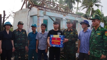 Chính ủy Quân khu 5 thăm, động viên người dân bị thiệt hại do bão số 13