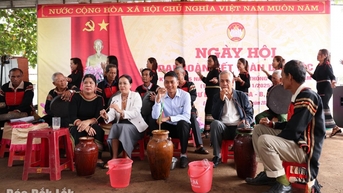 Người dân buôn Briêng A và buôn Briêng B (xã Ea Knuếc) vui hội Đại đoàn kết