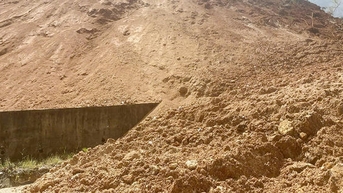 Sau trận động đất 4,0 độ, hàng nghìn khối đất đá sạt lở xuống đường ở xã Măng Ri