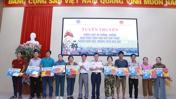 បង្ហាញទង់ជាតិ និងរូបថតពូកុកក្នុងព្រឹត្តិការណ៍ដ៏សំខាន់មួយនៅ Phu Quoc