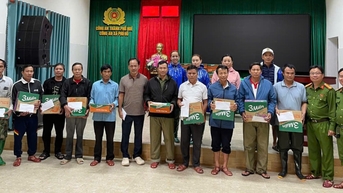 Trao tặng hơn 470 triệu đồng hỗ trợ người dân vùng mưa lũ và lực lượng chức năng cơ sở