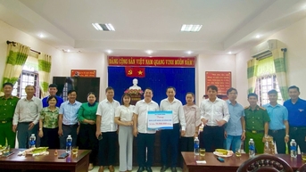 Xã Thạnh Bình hỗ trợ xã Nông Sơn 50 triệu đồng khắc phục hậu quả thiên tai