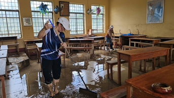 Sau bão Kalmaegi, người dân và giáo viên 'đánh vật' với bùn non, rác rến