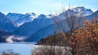 Đôi bạn thân U50 thuê xe tự lái, khám phá khoảnh khắc đẹp khó cưỡng ở Tân Cương