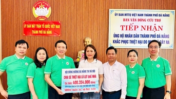 Hội đồng hương Đà Nẵng tại Hà Nội trao hơn 400 triệu đồng hỗ trợ đồng bào vùng lũ