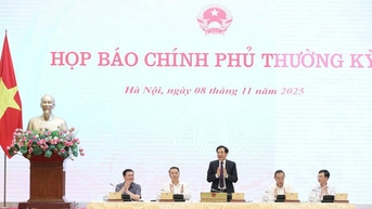 Kinh tế 10 tháng duy trì đà tích cực, thu ngân sách đạt 2,18 triệu tỷ đồng